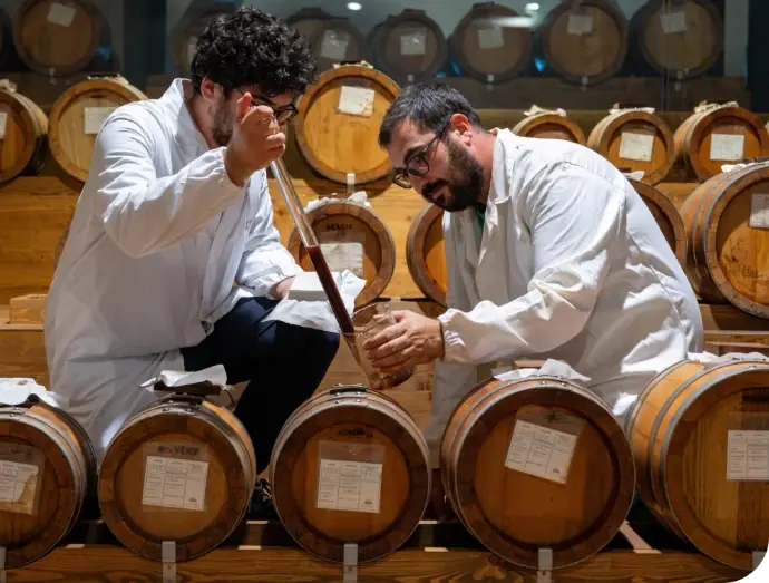 Tecnici Acetum al lavoro tra le botti di aceto balsamico