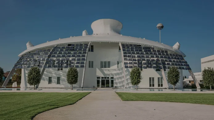 Sede di Kerakoll, edificio circolare con pannelli fotovoltaici