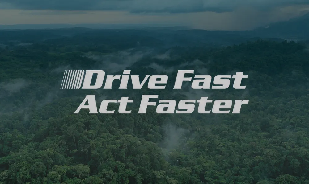 Foresta pluviale sudamericana con il logo Drive Fast Act Faster