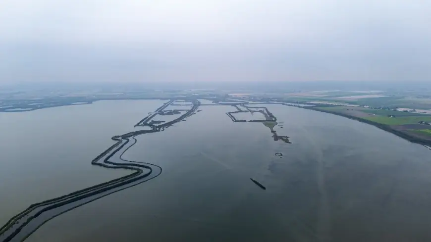 湿地とラグーンの水路の空撮